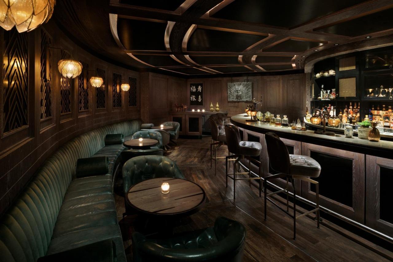 Rosewood Abu Dhabi Hotel Exterior foto The bar at the London Edition