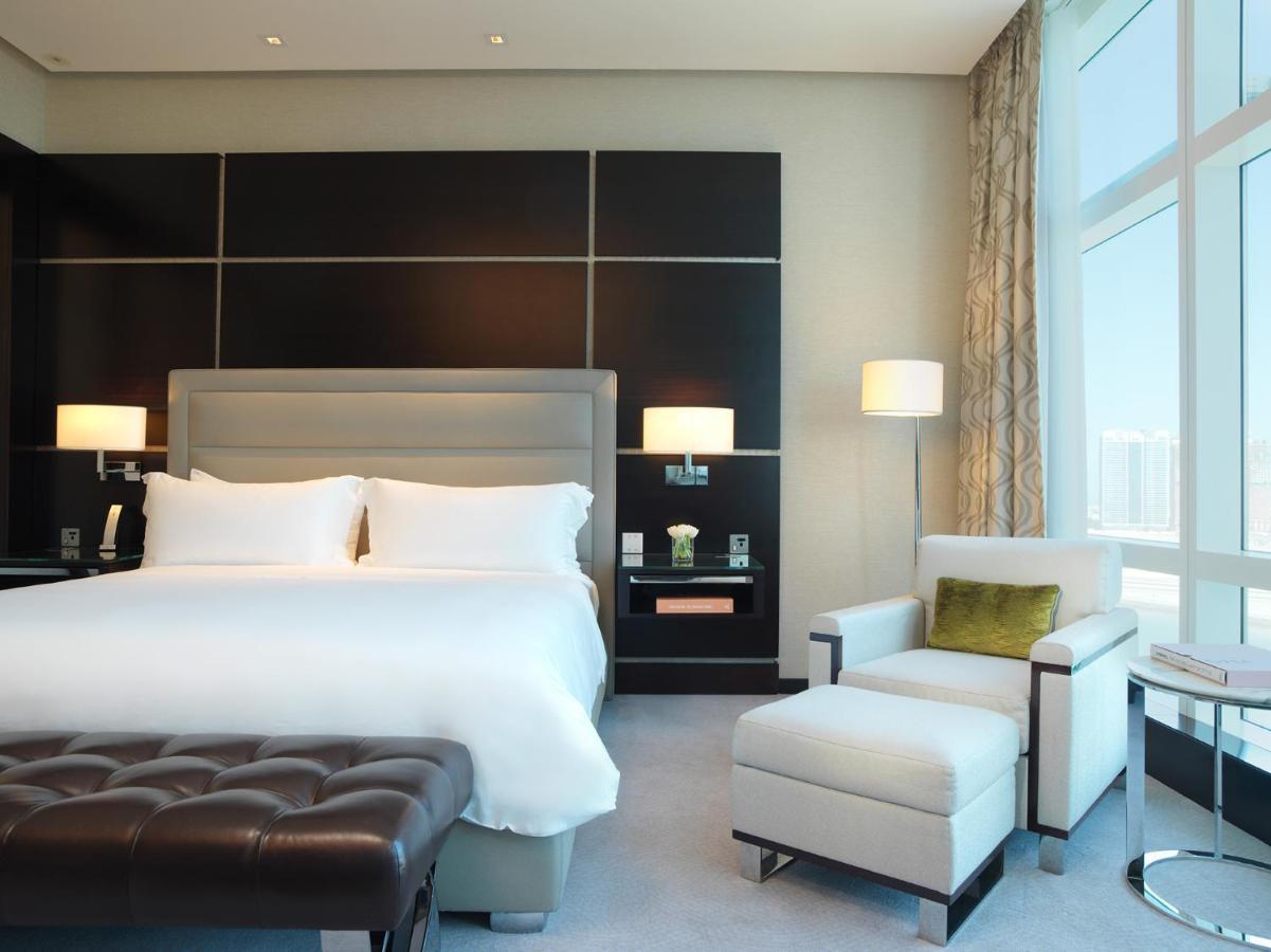 Rosewood Abu Dhabi Hotel Exterior foto A bedroom at the Jumeirah Emirates Towers Hotel